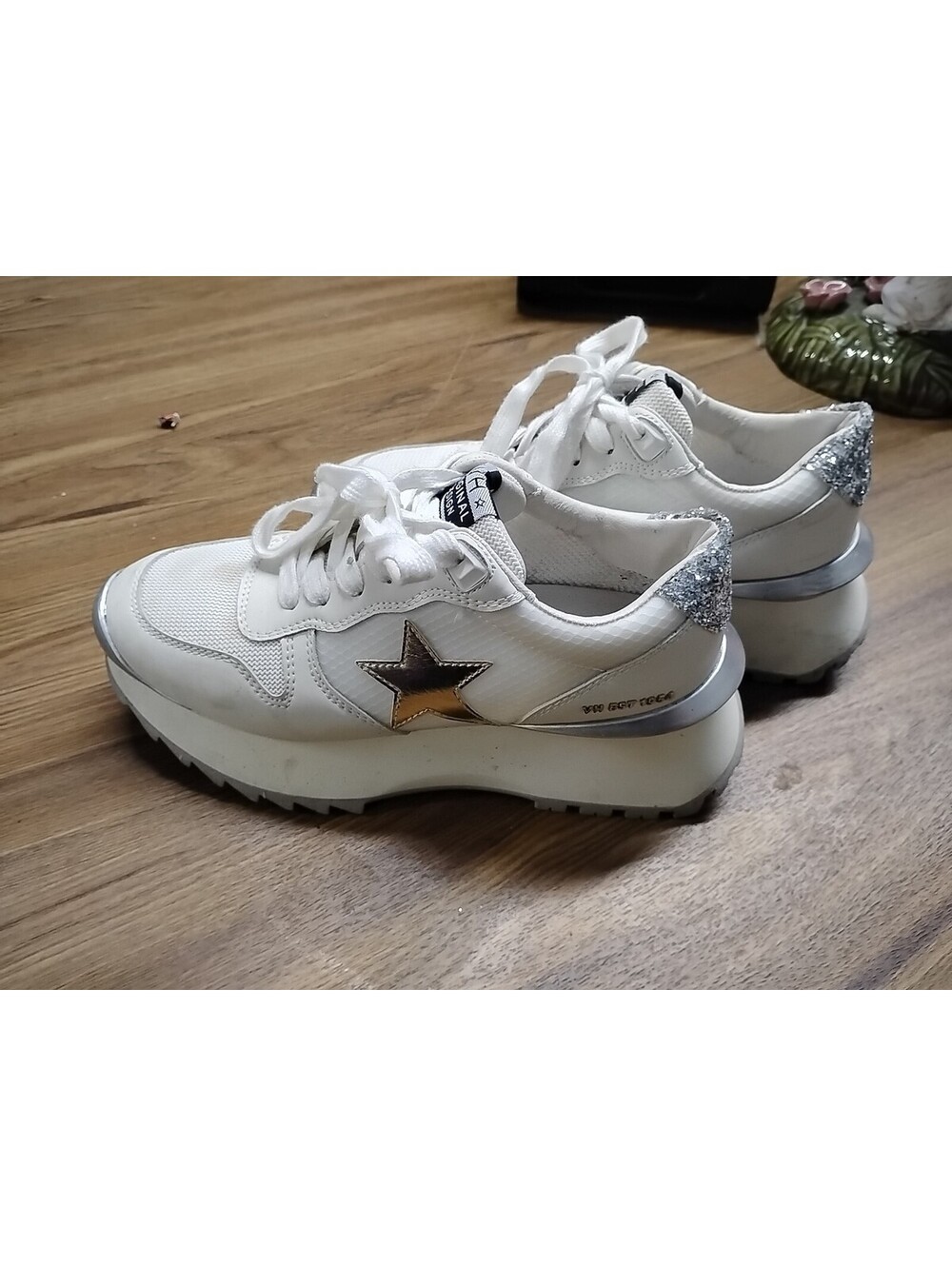 Vintage Havana sneakers Womens 7 White Gold Silver Specks Run Shoes Star